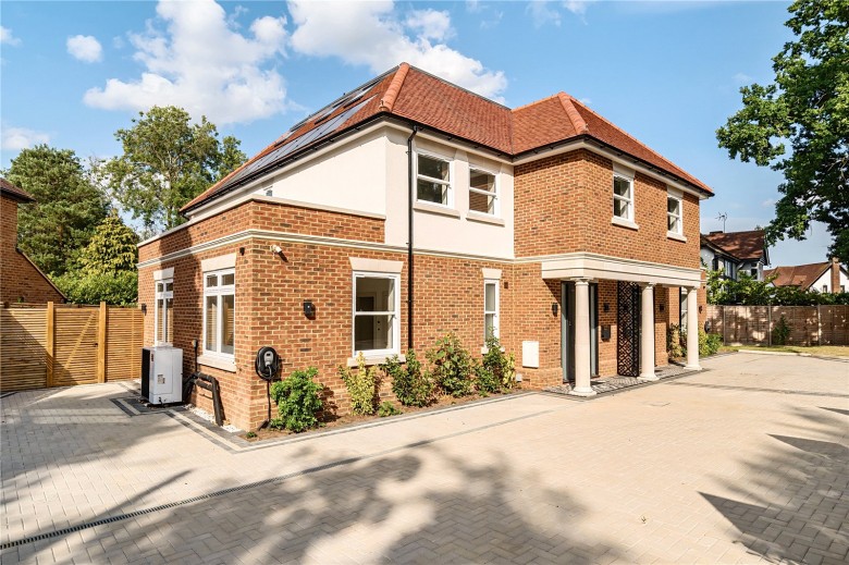 Click the photo for more details of Queens Road, Walton-On-Thames