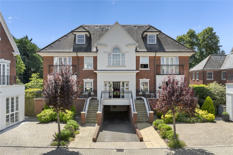 Click the photo for more details of White Lion Gate, Cobham, Surrey