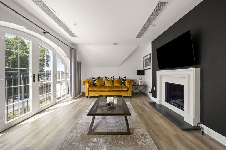 Images for White Lion Gate, Cobham, Surrey