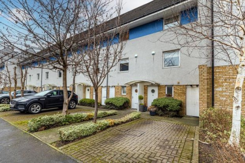 Click the photo for more details of Hilton Gardens, Anniesland, Glasgow