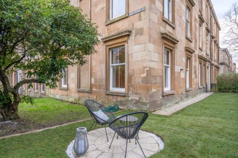 Click the photo for more details of Flat 1, Bank Street, Hillhead, Glasgow