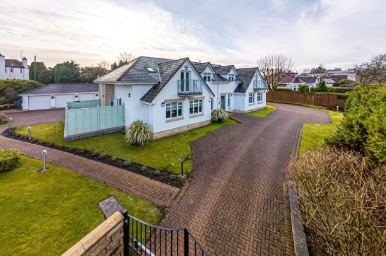 Click the photo for more details of 1/1 Dunrobin Gate, Ayr Road, Newton Mearns, Glasgow, East Renfrewshire