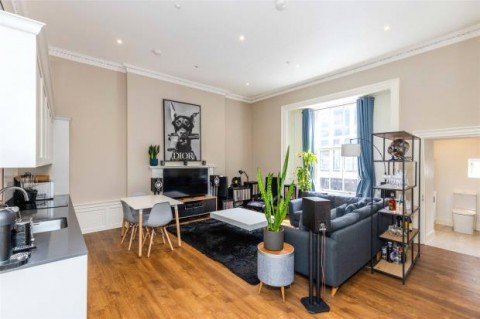 Click the photo for more details of Flat 3, York Place, Edinburgh, Midlothian