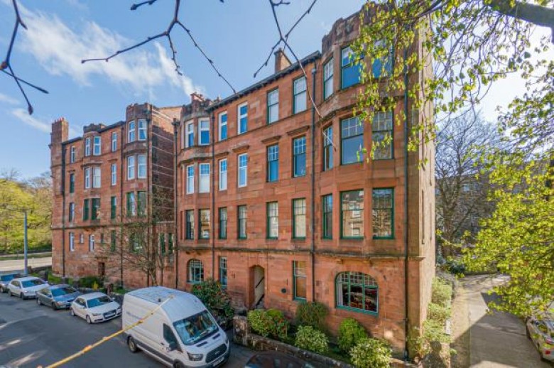 Click the photo for more details of Flat 2/1, Camphill Avenue, Shawlands, Glasgow