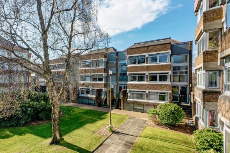 Click the photo for more details of Flat 3, Bute Court, Dirleton Drive, Shawlands, Glasgow