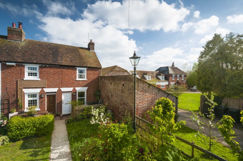 Click the photo for more details of Leacon Farm Cottage, Charing