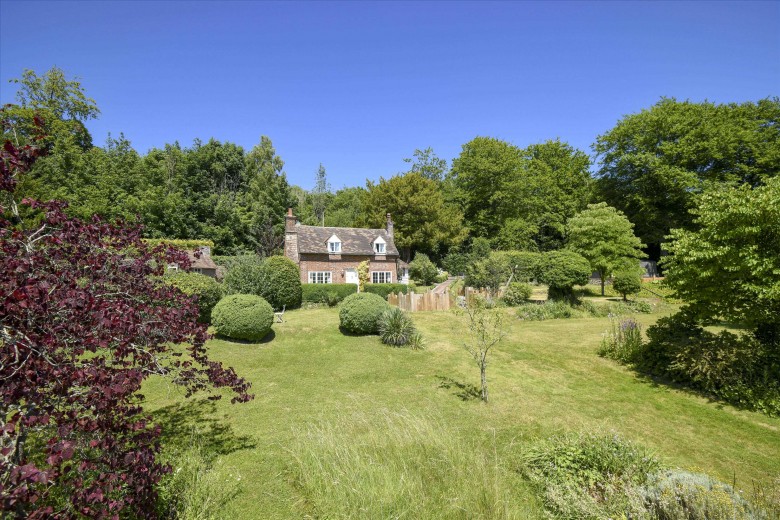 Click the photo for more details of Pilgrims Cottage, Pilgrims Way, Westwell