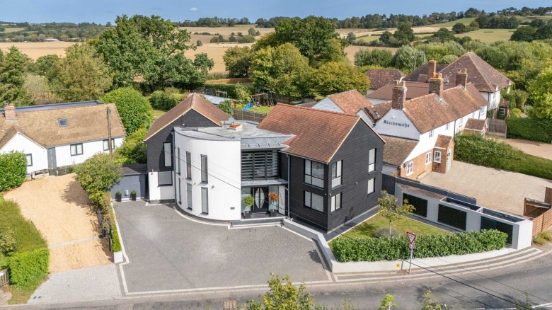 Click the photo for more details of Lantarna, The Pinnock, Pluckley