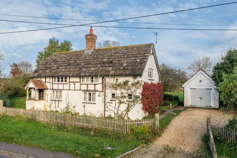 Click the photo for more details of Lordings Road, Billingshurst, RH14