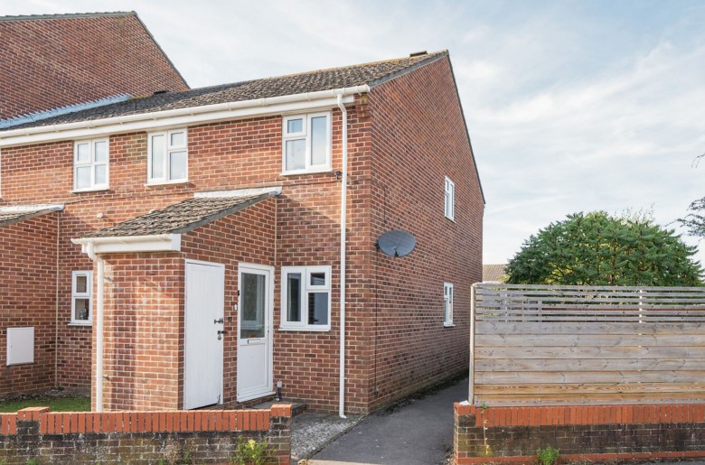 Click the photo for more details of Caernarvon Road, Chichester, PO19