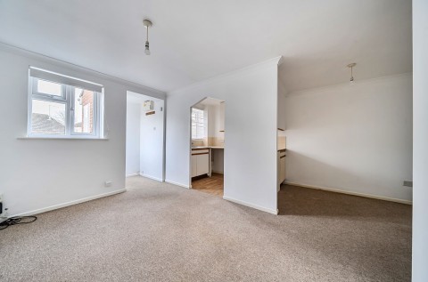 Click the photo for more details of Caernarvon Road, Chichester, PO19