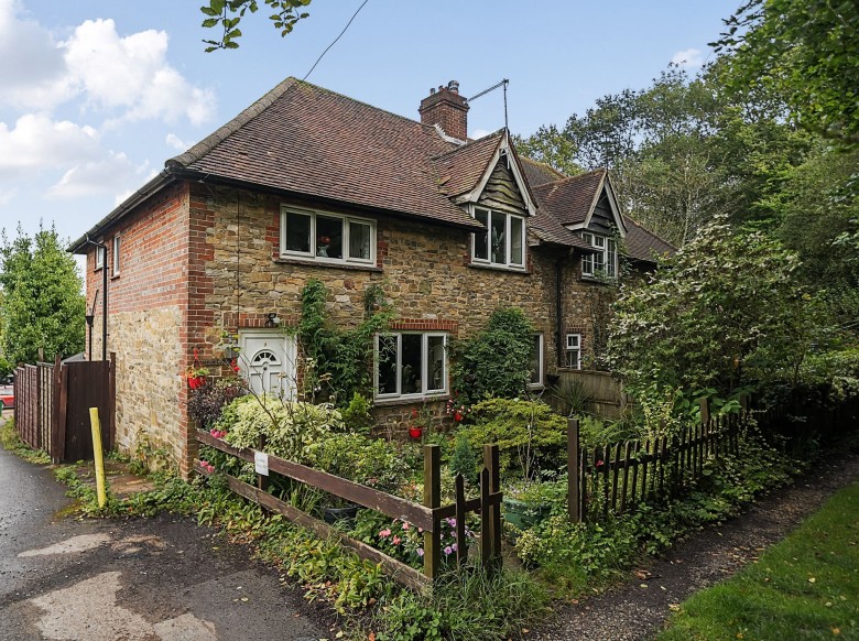 Click the photo for more details of Grayswood Road, Haslemere, GU27