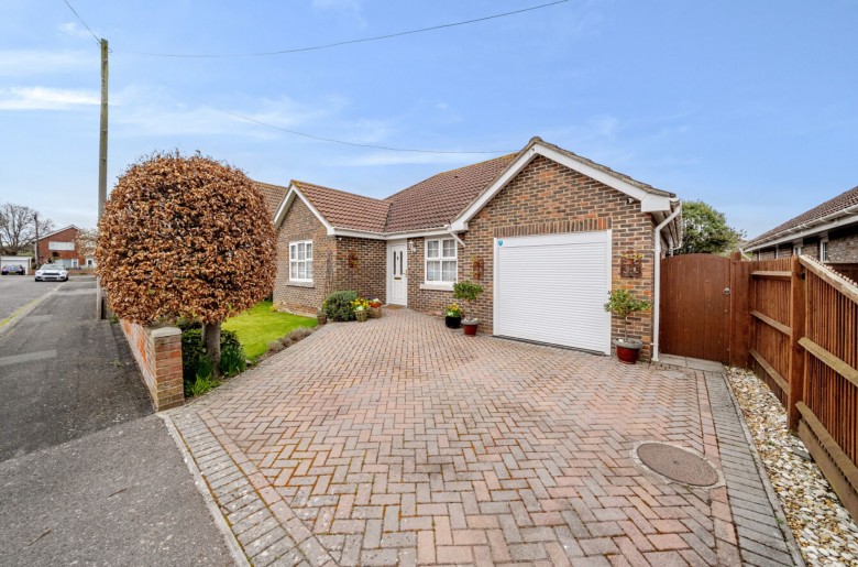 Click the photo for more details of Burwood Grove, Hayling Island, PO11