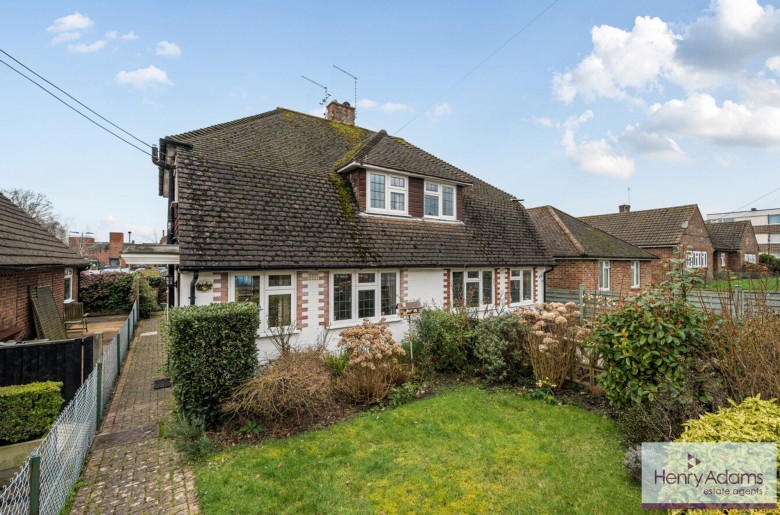 Click the photo for more details of Barham Road, Petersfield, GU32