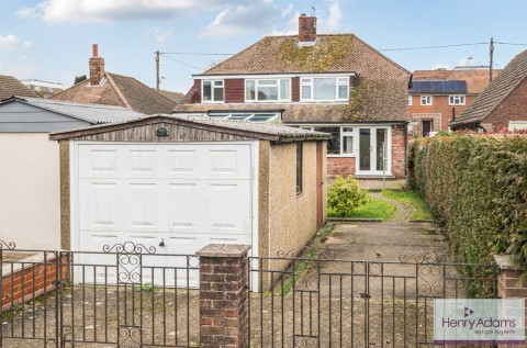 Click the photo for more details of Barham Road, Petersfield, GU32