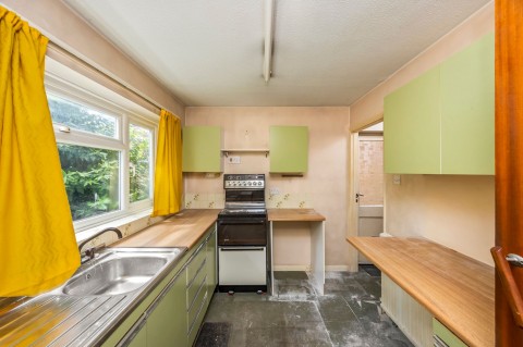 Click the photo for more details of Swindon Road, Horsham, RH12