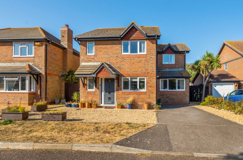 Click the photo for more details of Avebury Close, Bracklesham Bay, PO20