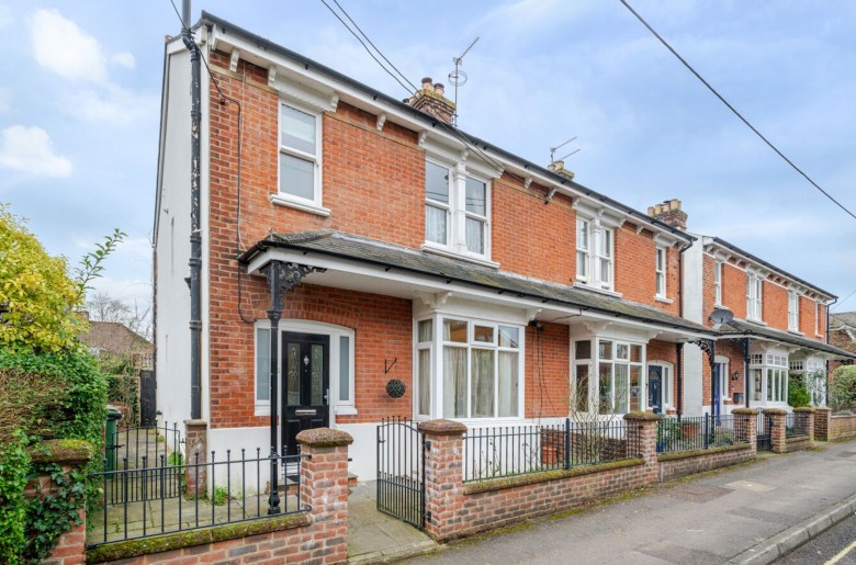 Click the photo for more details of King George Avenue, Petersfield, GU32