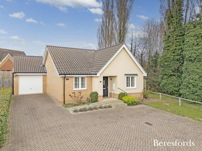 Click the photo for more details of Radcliffe Close, Flitch Green, Dunmow, Essex, CM6