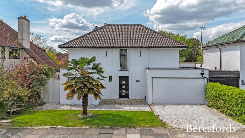 Click the photo for more details of Heath Drive, Gidea Park, Romford, Essex, RM2