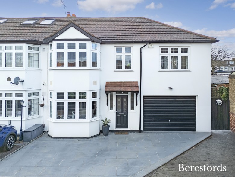 Click the photo for more details of Clunas Gardens, Gidea Park, RM2