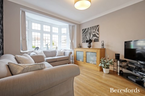 Click the photo for more details of Clunas Gardens, Gidea Park, RM2