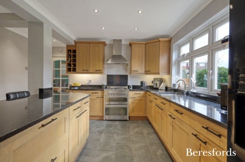 Click the photo for more details of Clunas Gardens, Gidea Park, RM2