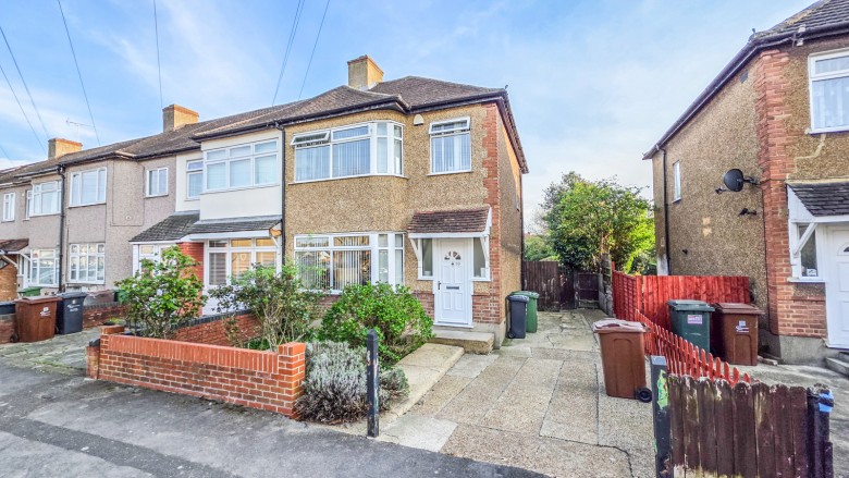 Click the photo for more details of Fourth Avenue, Rush Green, RM7