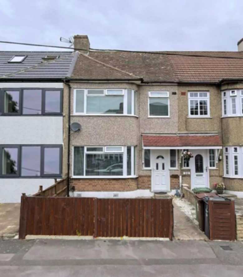 Click the photo for more details of Fourth Avenue, Romford, RM7