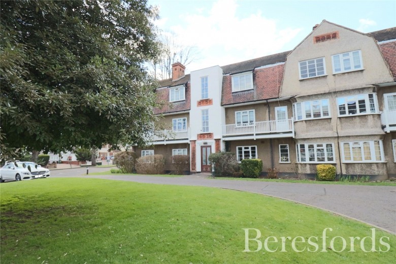 Click the photo for more details of Upminster Road, Hornchurch, RM11