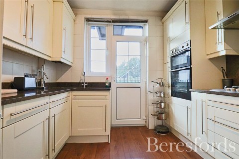 Click the photo for more details of Upminster Road, Hornchurch, RM11