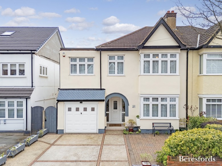 Click the photo for more details of Highfield Road, Hornchurch, RM12