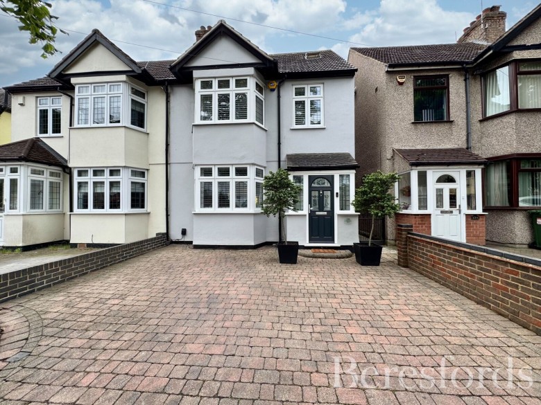 Click the photo for more details of Osborne Road, Hornchurch, RM11