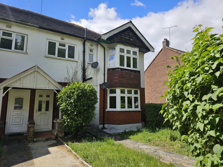 Click the photo for more details of Avenue Road, Harold Wood, Romford, RM3
