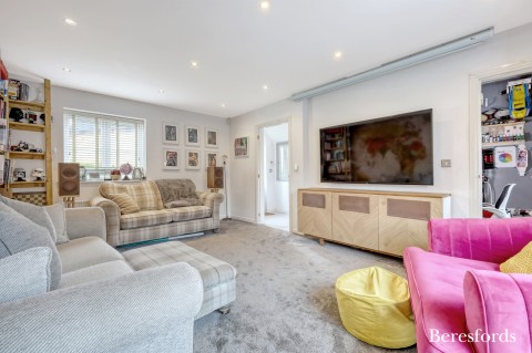 Click the photo for more details of Smithsland Road, Harold Hill, RM3