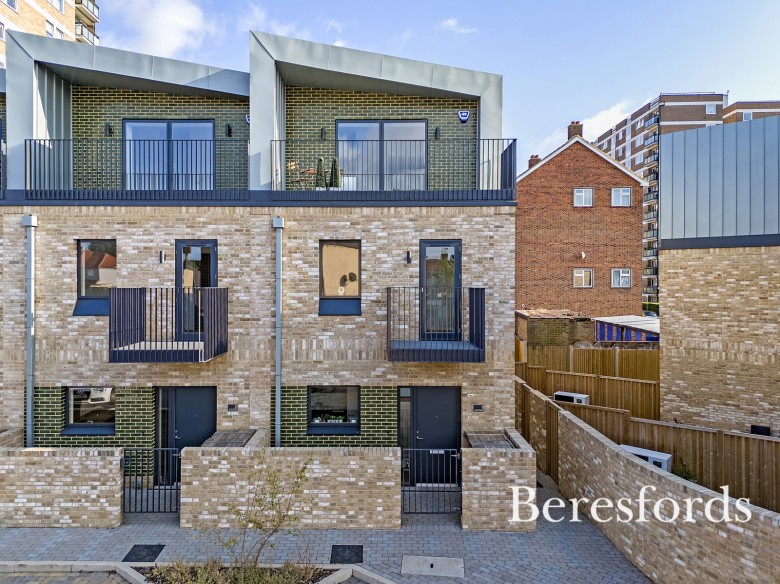 Click the photo for more details of Alpen Close, Romford, RM2