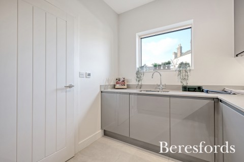 Click the photo for more details of Alpen Close, Romford, RM2