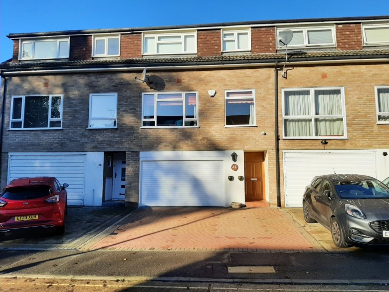 Click the photo for more details of Fairfield, Ingatestone, Essex, CM4