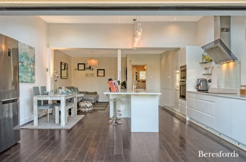Click the photo for more details of Osborne Road, Hornchurch, RM11