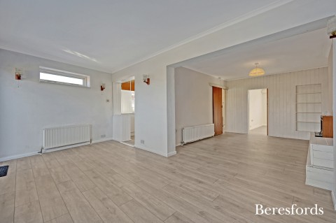 Click the photo for more details of Kings Gardens, Upminster, RM14