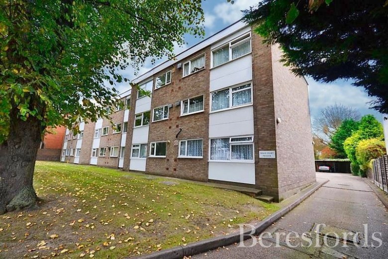 Click the photo for more details of Upminster Road, Hornchurch, RM11