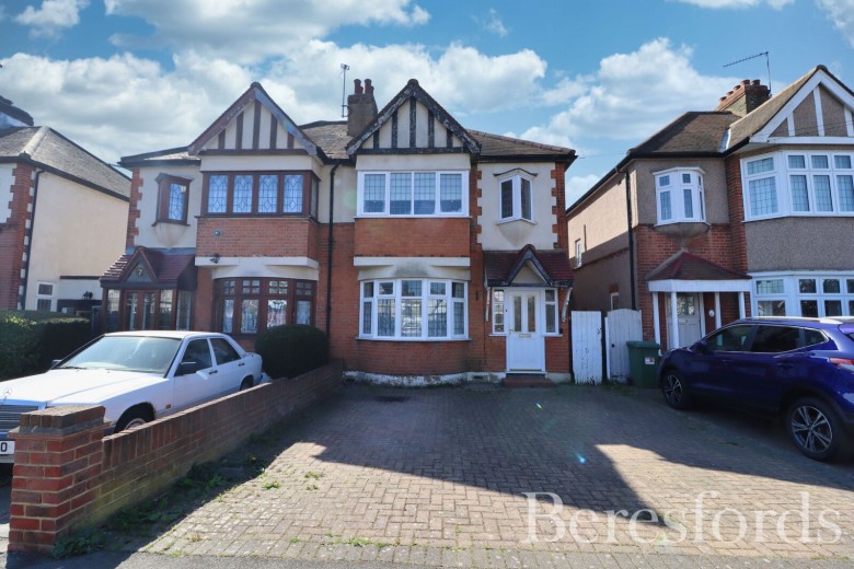Click the photo for more details of Oak Avenue, Upminster, RM14