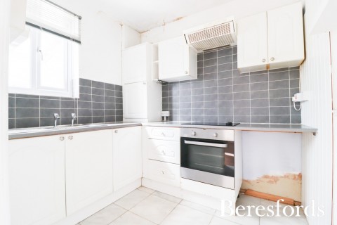 Click the photo for more details of Oak Avenue, Upminster, RM14