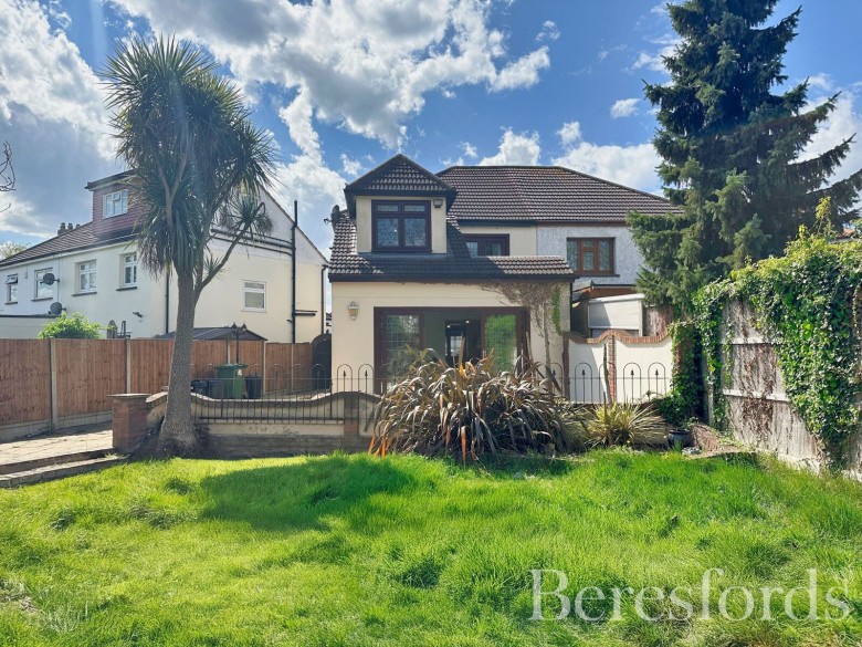 Click the photo for more details of Hayburn Way, Hornchurch, RM12