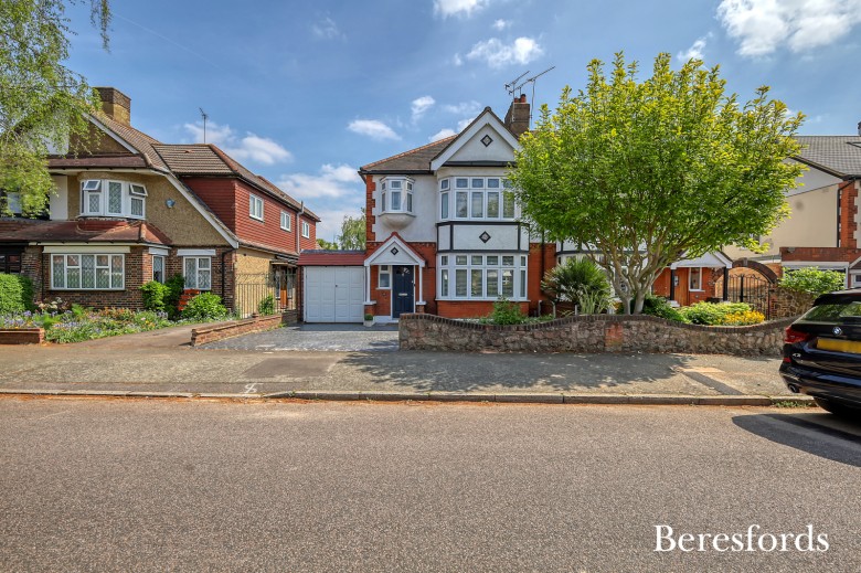 Click the photo for more details of Brackendale Gardens, Upminster, RM14