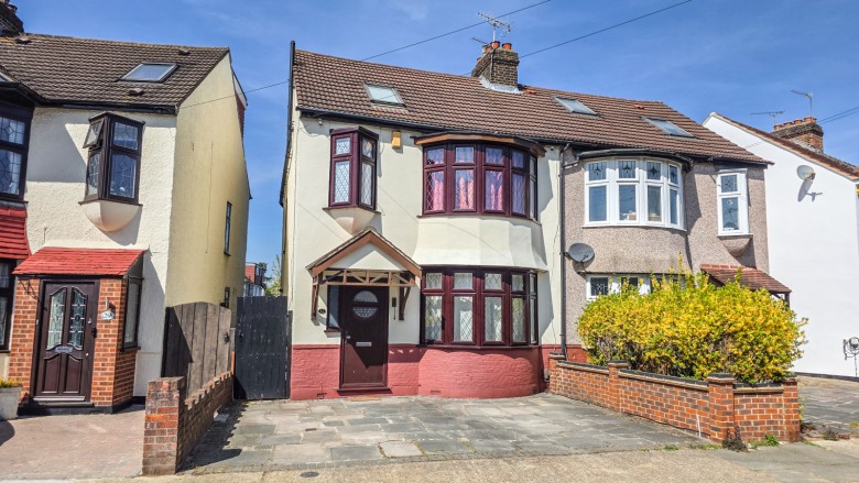 Click the photo for more details of Cambridge Avenue, Gidea Park, RM2