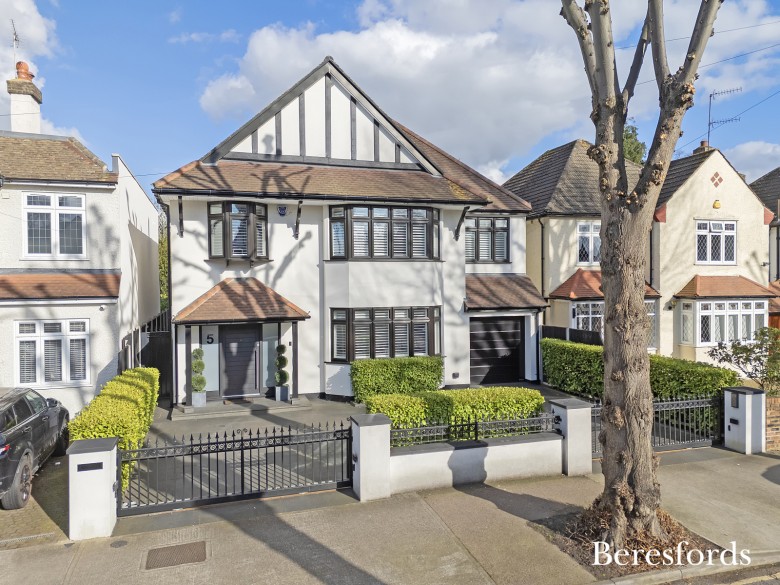 Click the photo for more details of Severn Avenue, Gidea Park, RM2