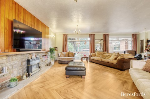 Click the photo for more details of Spurgate, Hutton Mount, Brentwood, Essex, CM13