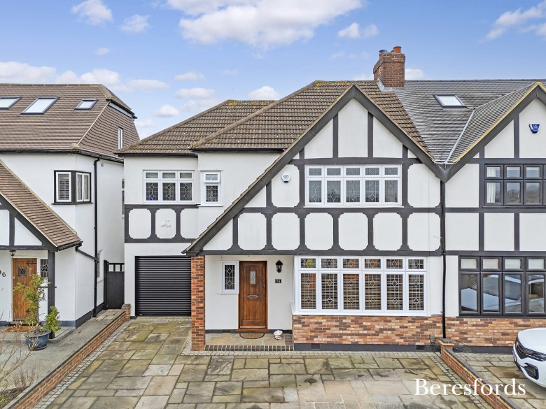Click the photo for more details of Little Gaynes Lane, Upminster, RM14