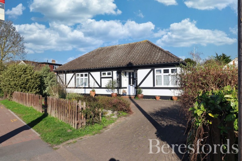 Click the photo for more details of Front Lane, Upminster, RM14